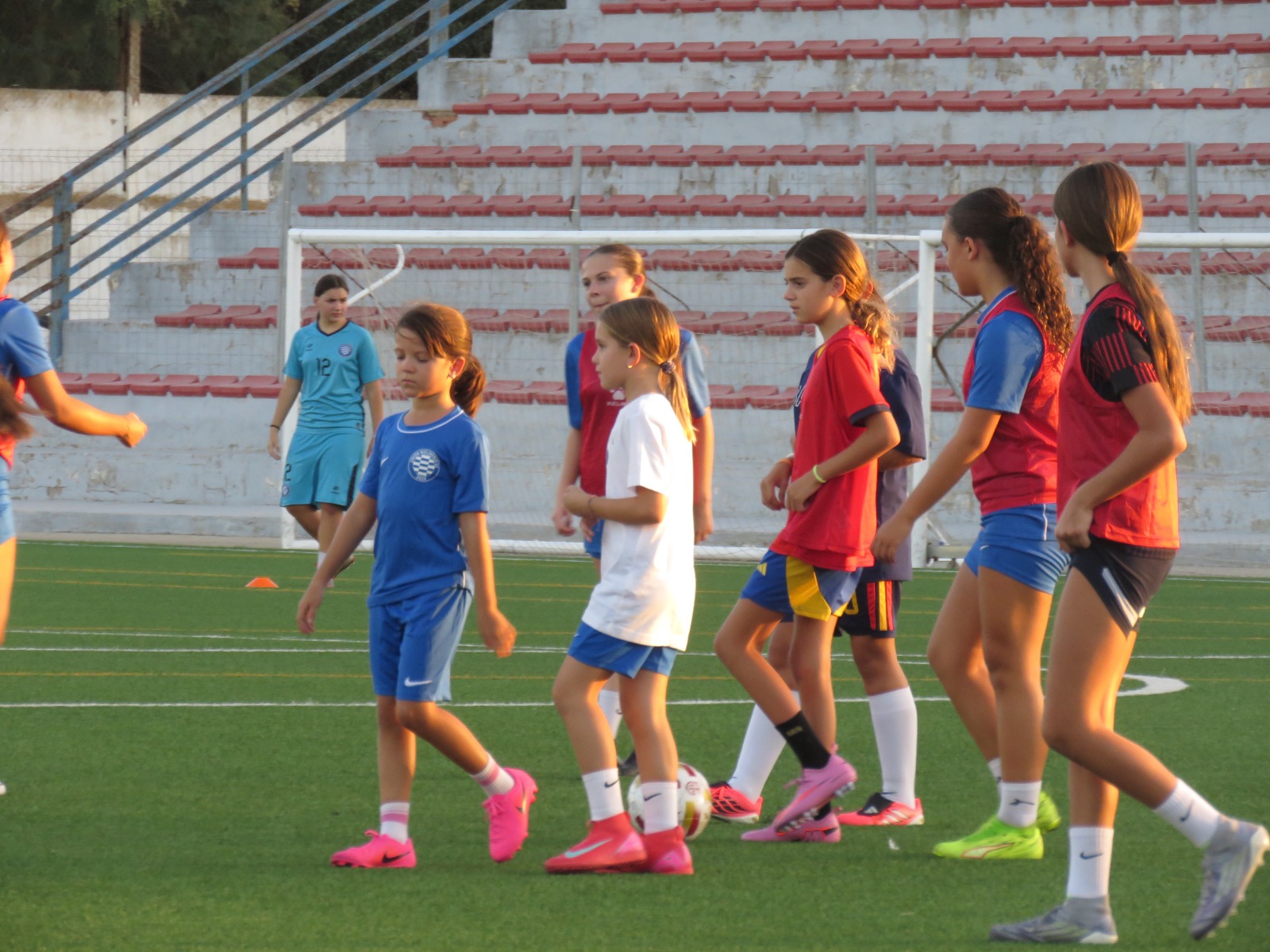 Niños y niñas de la cantera del club